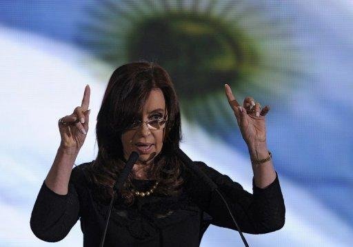 Grupo Clar&iacute;n de Cristina Kirchner travam embate jur&iacute;dico