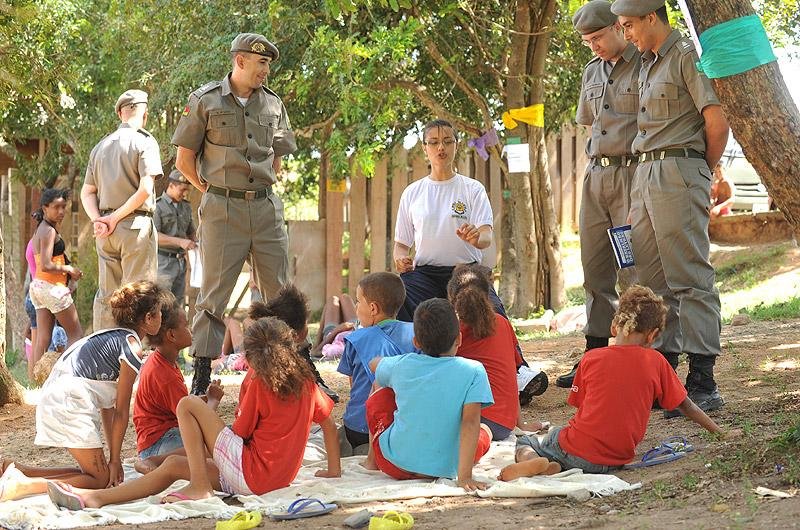 Pol&iacute;cia aproxima rela&ccedil;&atilde;o com crian&ccedil;as em vila da Capital