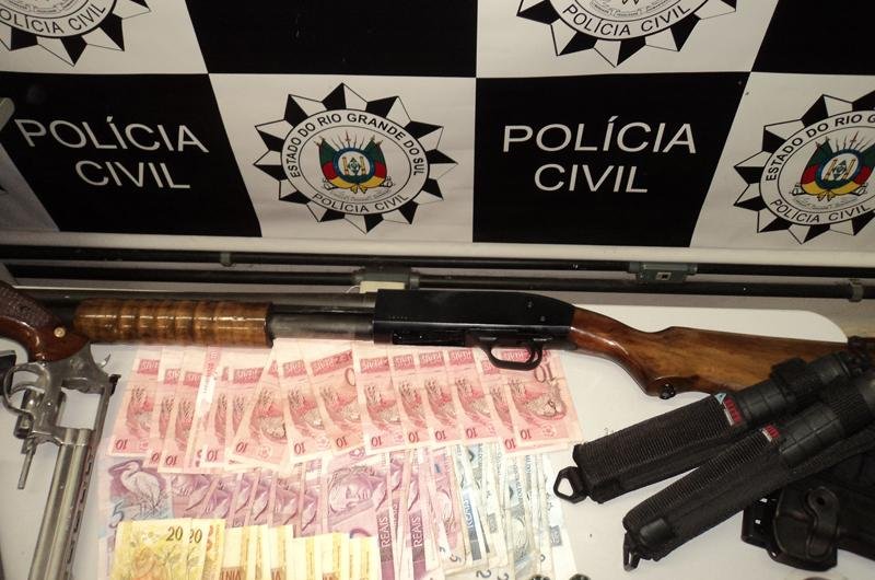 Suspeito foi flagrado dentro da pr&oacute;pria casa com pistolas e cartuchos de diversos calibres 