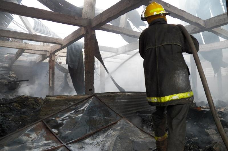 Fogo tomou grande propor&ccedil;&atilde;o e 50 mil litros de &aacute;gua foram usados pelos bombeiros 