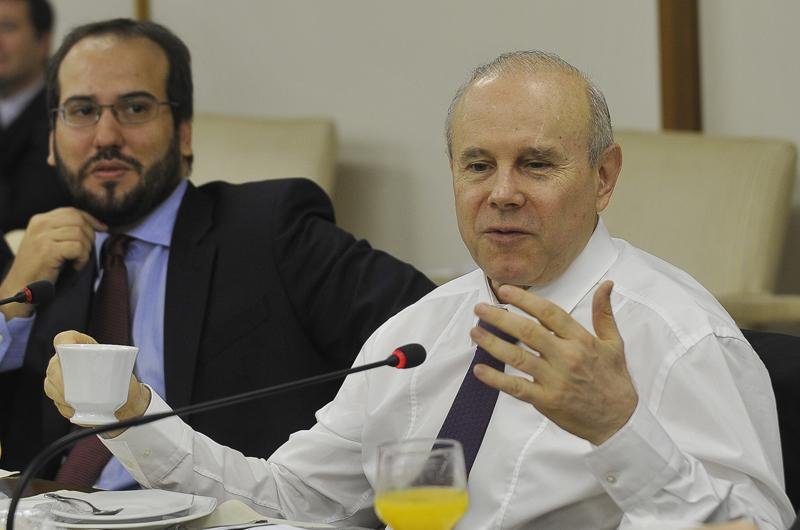 Ministro da Fazenda disse que Petrobras far&aacute; o an&uacute;ncio no momento adequado