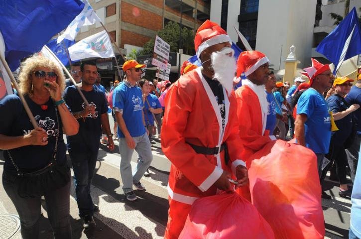 Comerci&aacute;rios t&ecirc;m protestado desde o in&iacute;cio da semana nas ruas da Capital
