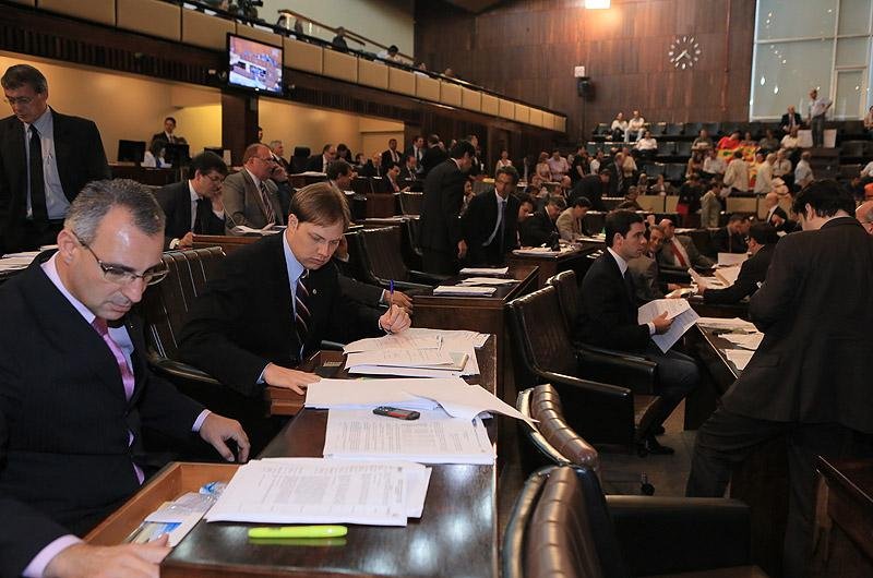Assembleia aprova reajuste de 10% para sal&aacute;rio m&iacute;nimo do RS