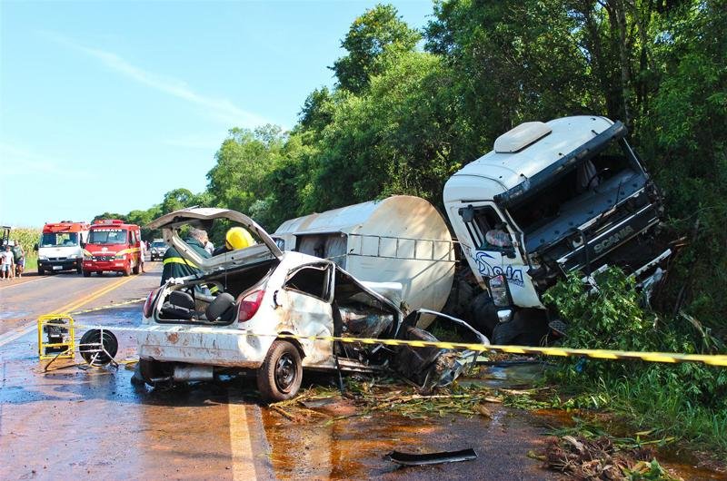 Acidente envolveu quatro ve&iacute;culos e deixou tr&ecirc;s mortos