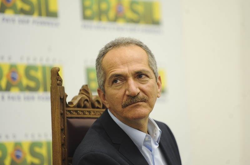 Os ministros do Esporte, Aldo Rebelo, assinou a portaria  que concede o aux&iacute;lio especial