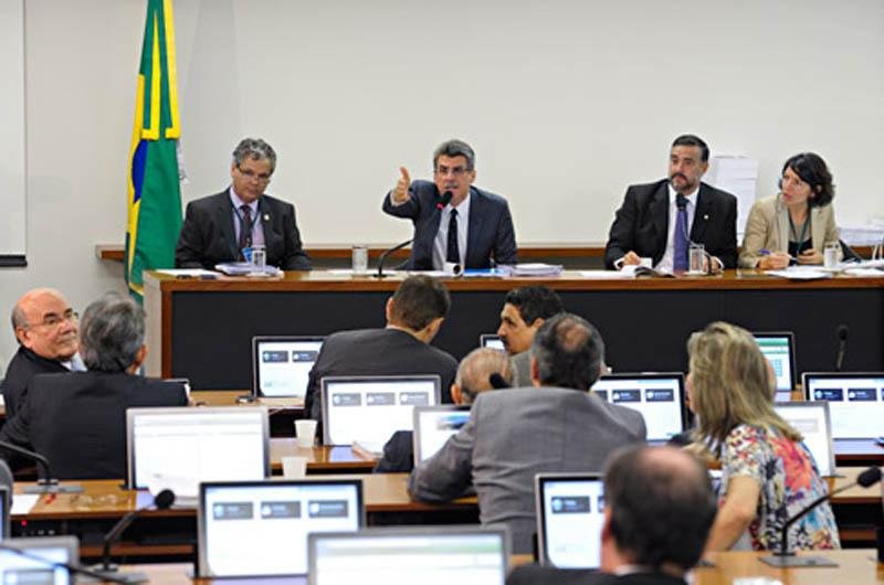 Comiss&atilde;o discute aprova&ccedil;&atilde;o do Or&ccedil;amento 2013