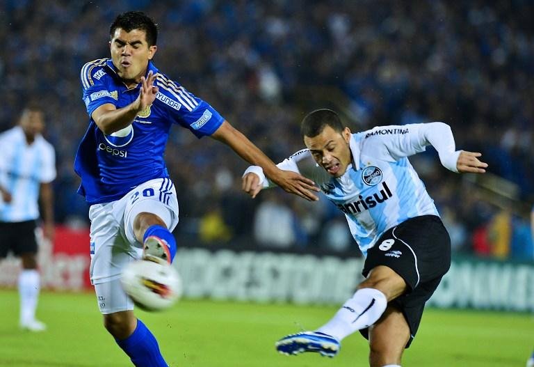 L&eacute;o Gago (D) &eacute; um dos quatro jogadores que ser&atilde;o julgados