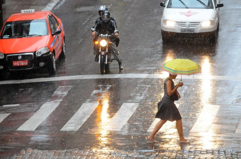 Vento forte e temporais foram registrados desde as primeiras horas da manh&atilde; dessa quinta-feira