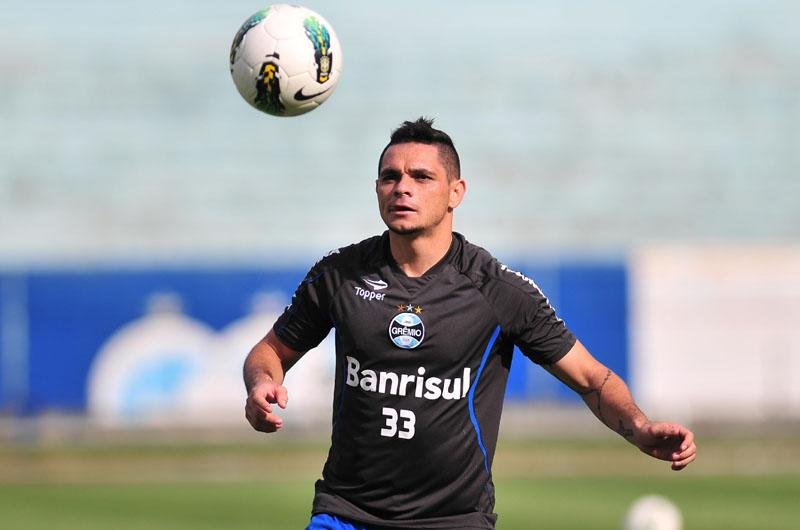 Gr&ecirc;mio tenta manter lateral Par&aacute; no elenco