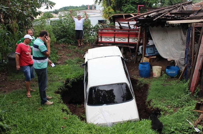 Terra cede e carro cai em buraco em Encantado