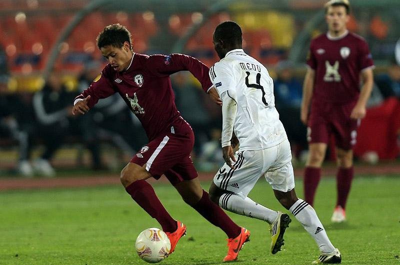 Carlos Eduardo busca libera&ccedil;&atilde;o para jogar no Inter