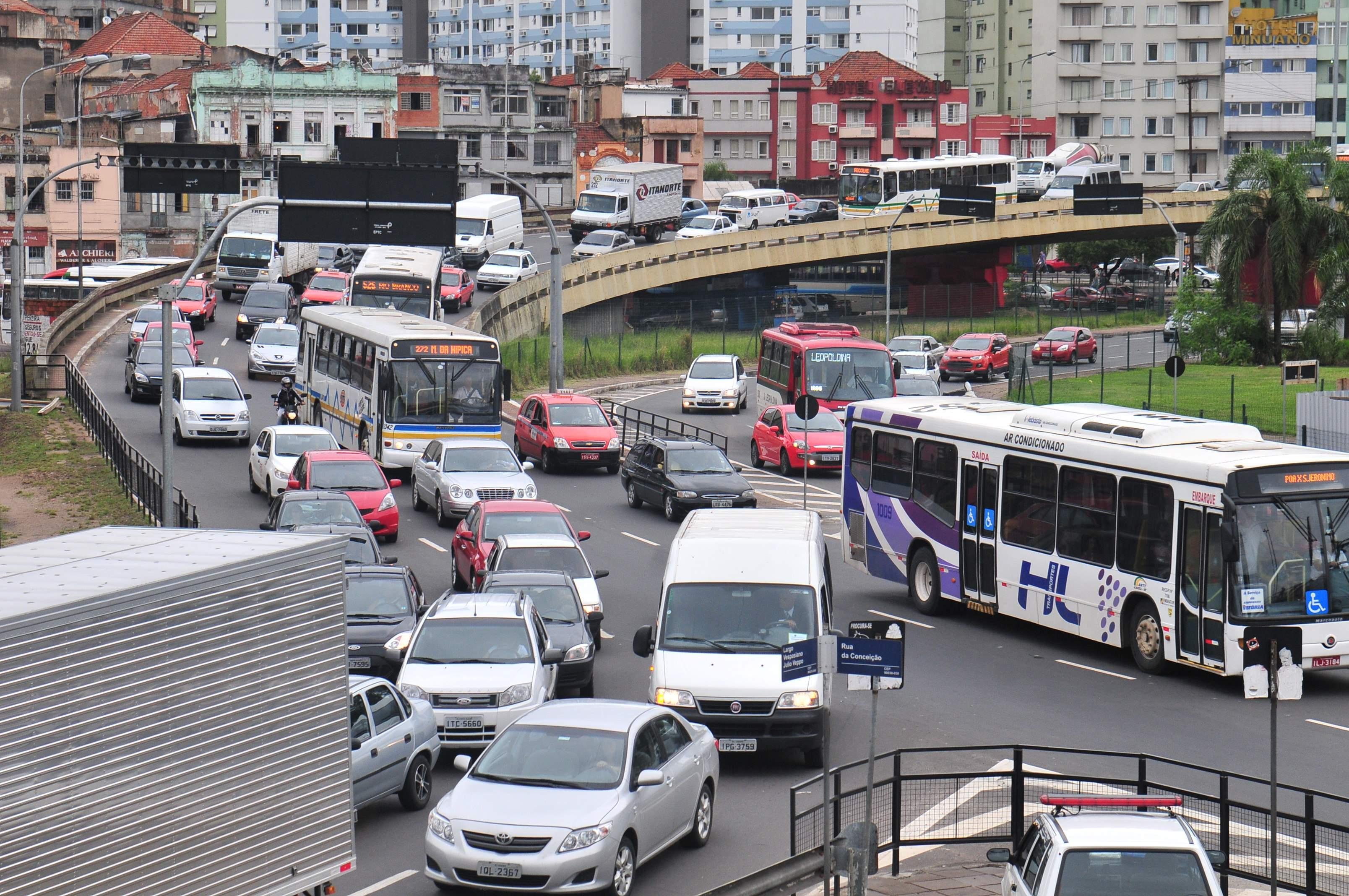 Mais de 34 mil ve&iacute;culos devem seguir para o Litoral neste s&aacute;bado