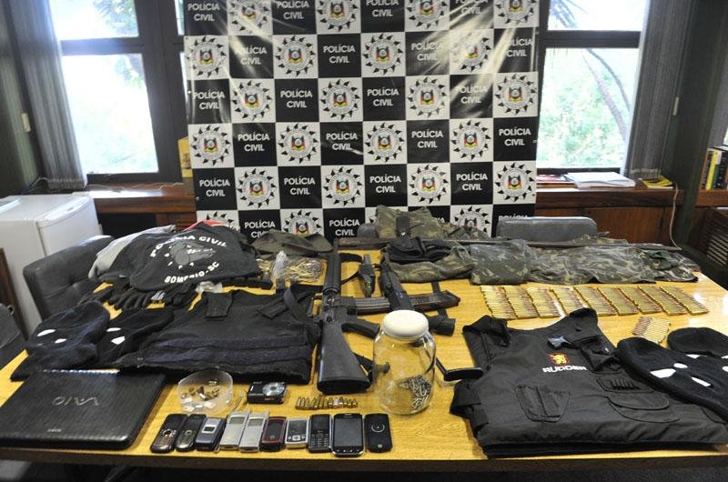 Junto a quadrilha foram encontrados coletes &agrave; prova de bala, armas, muni&ccedil;&otilde;es e material para arrombar caixas eletr&ocirc;nicos