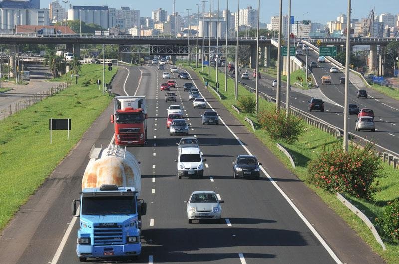 Fluxo segue intenso na freeway em dira&ccedil;&atilde;o &agrave;s praias