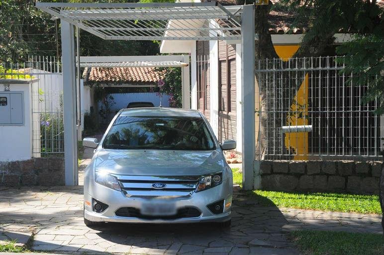 Dilma visita ex-marido e deixa Estado 