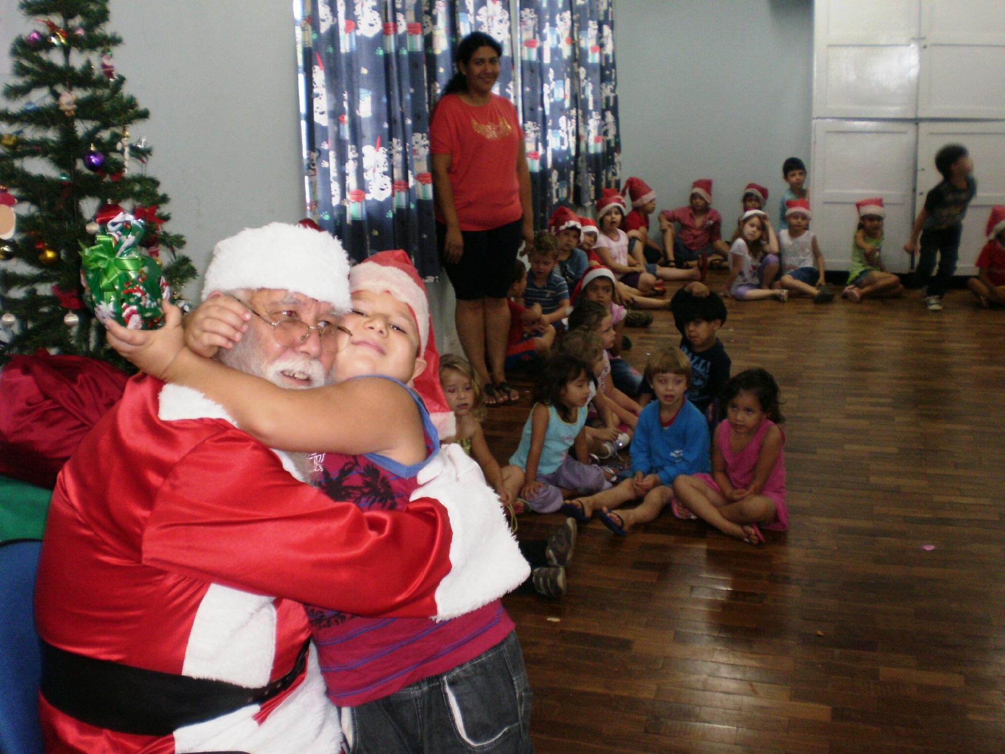 Parte da renda do trabalho como Papai Noel &eacute; para compra de presentes