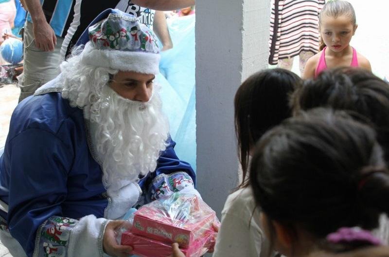 Papai Noel de azul distribuiu presentes na Associa&ccedil;&atilde;o das Creches Beneficentes do Rio Grande do Sul 