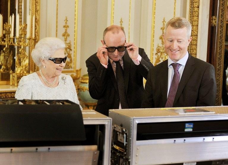 Rainha Elizabeth usa &oacute;culos 3D para conferir mensagem de Natal