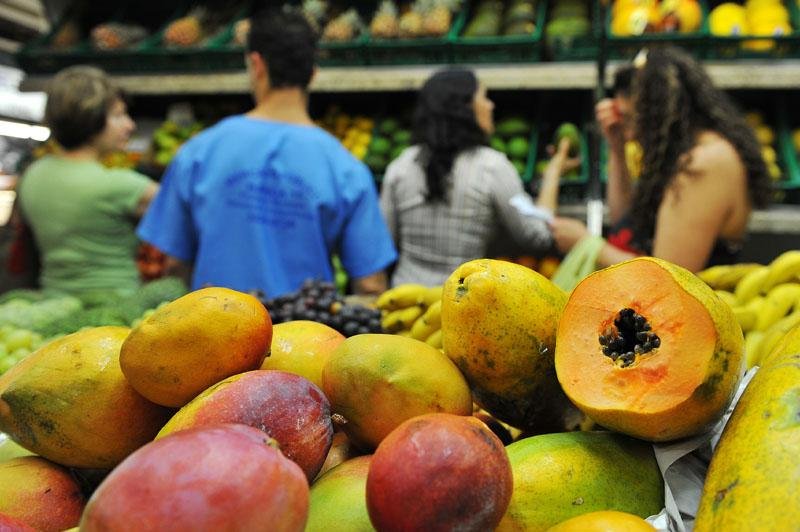 Consumo de frutas &eacute; recomendado &agrave;queles que exageram na ceia