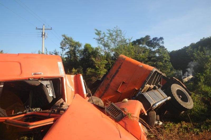 Caminh&atilde;o saiu da pista ap&oacute;s colis&atilde;o com Palio