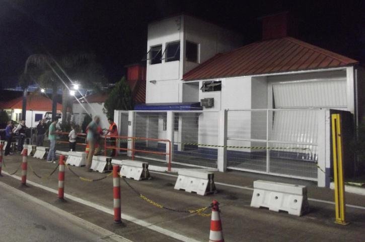 Em Flores da Cunha cinco homens armados com fuzis renderam os funcion&aacute;rios e explodiram dois cofres