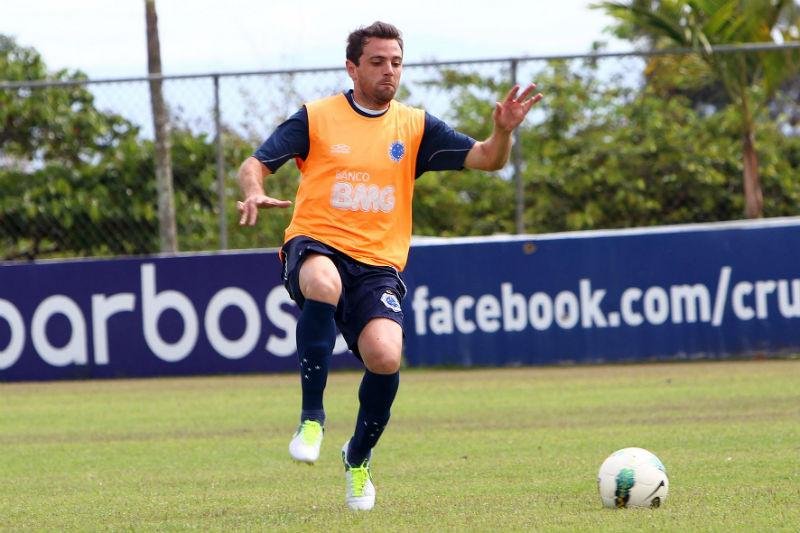 Meia Montillo deve trocar o Cruzeiro pelo Santos a partir de 2013