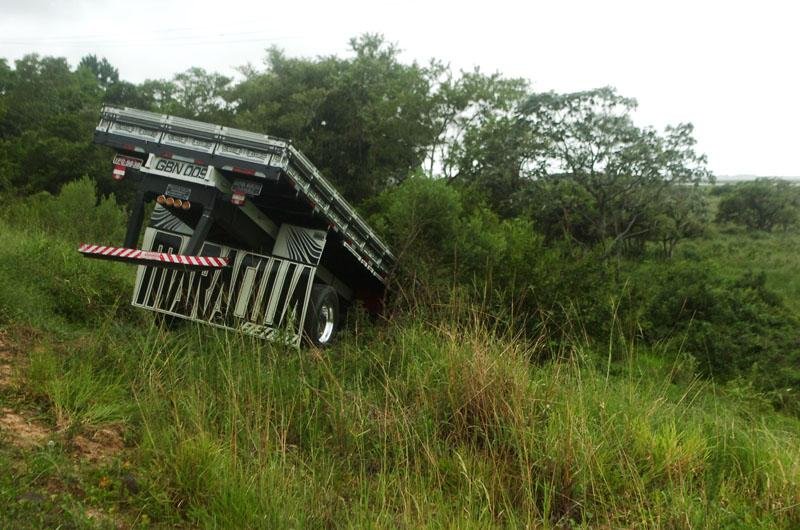 Colis&atilde;o entre &ocirc;nibus e caminh&atilde;o deixou pelo menos 12 feridos