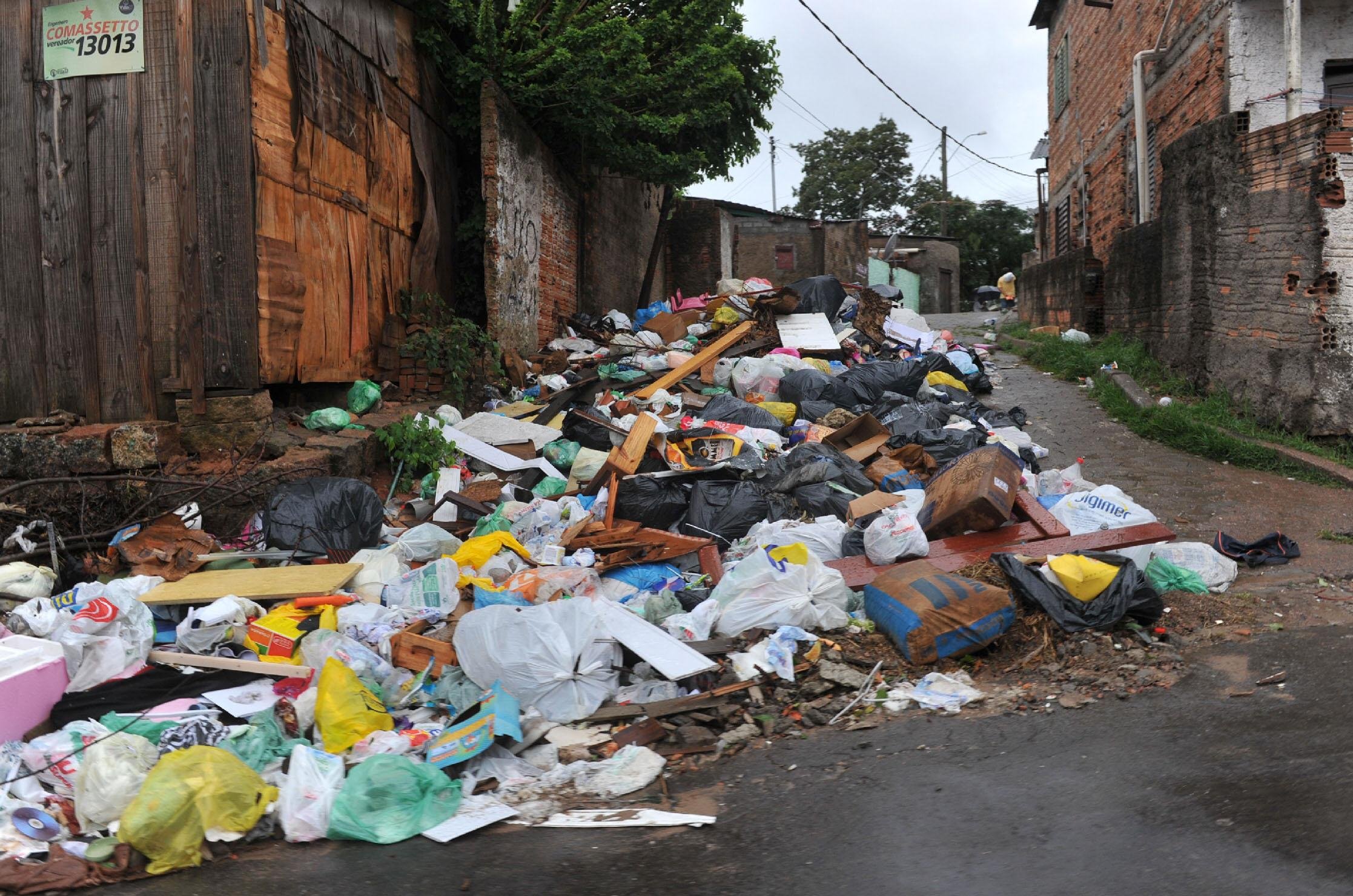 Dep&oacute;sito irregular de lixo prejudica bairro Maria da Concei&ccedil;&atilde;o em Porto Alegre