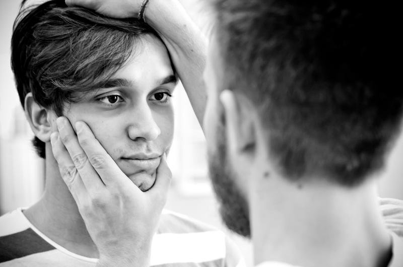 Espet&aacute;culo sobre envolvimento homoafetivo &eacute; uma das montagens in&eacute;ditas no Porto Ver&atilde;o Alegre 2013