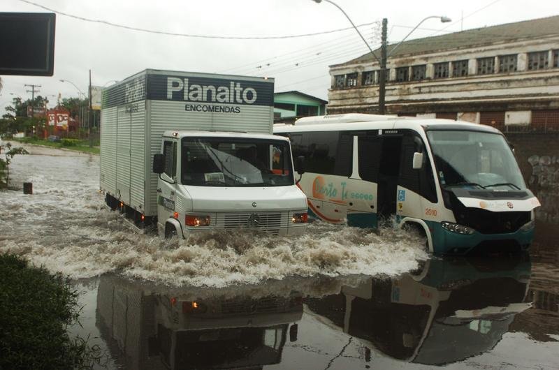 T&eacute;cnicos avaliaram que a &aacute;gua escoou rapidamente, porque a chuva n&atilde;o foi muita intensa