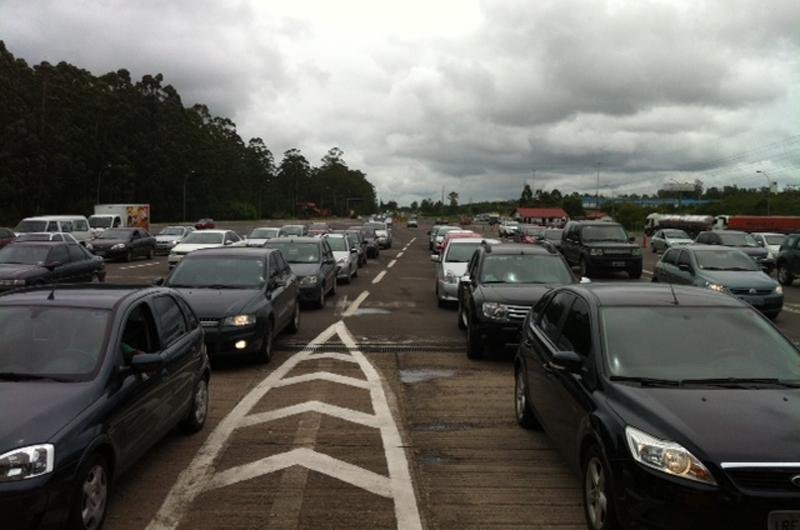 Mais de 14 mil carros j&aacute; passaram pela rodovia desde a madrugada desta sexta