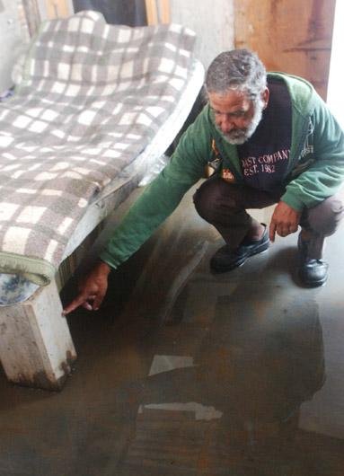 Arroio Feij&oacute; alaga casas e preocupa moradores em Alvorada