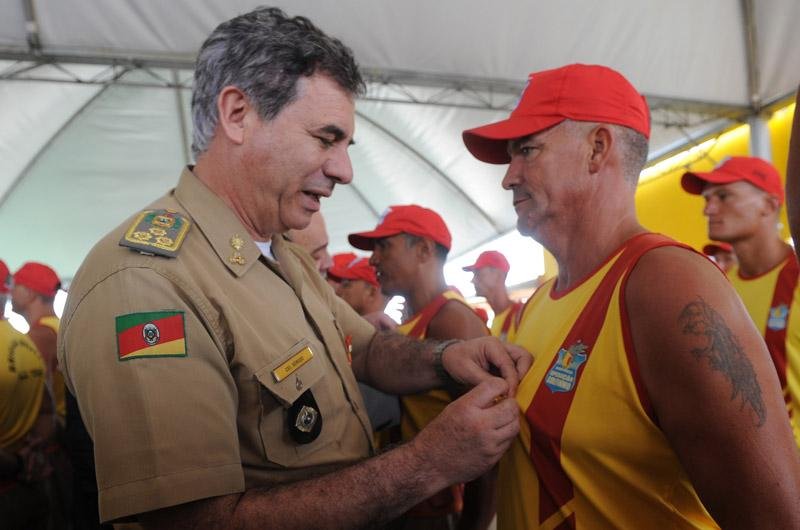 Sargento Paulo Roberto Barrim e os novos agentes que atuar&atilde;o durante dois meses e meio na Opera&ccedil;&atilde;o Golfinho