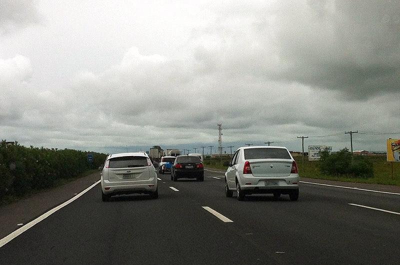 Movimento passa a ser intenso na rodovia e tr&acirc;nsito se complica perto do acesso a BR 116