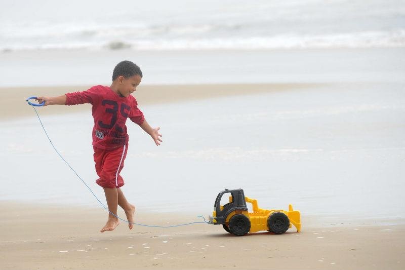 	Crian&ccedil;as aproveitaram para brincar na areia
