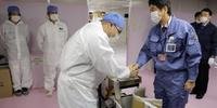 Primeiro-ministro japonês visita a central nuclear de Fukushima