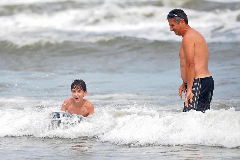 Calor atrai milhares de veranistas &agrave;s praias no Litoral Norte