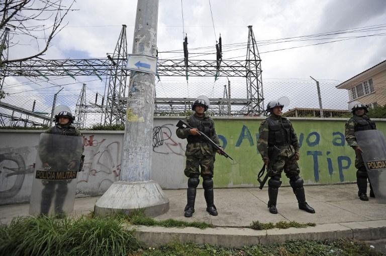 Militares est&atilde;o de guarda na frente da Electropaz