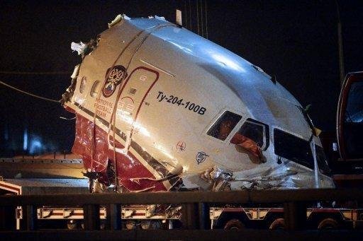 Sobe para cinco n&uacute;mero de mortos em avi&atilde;o que bateu em rodovia
