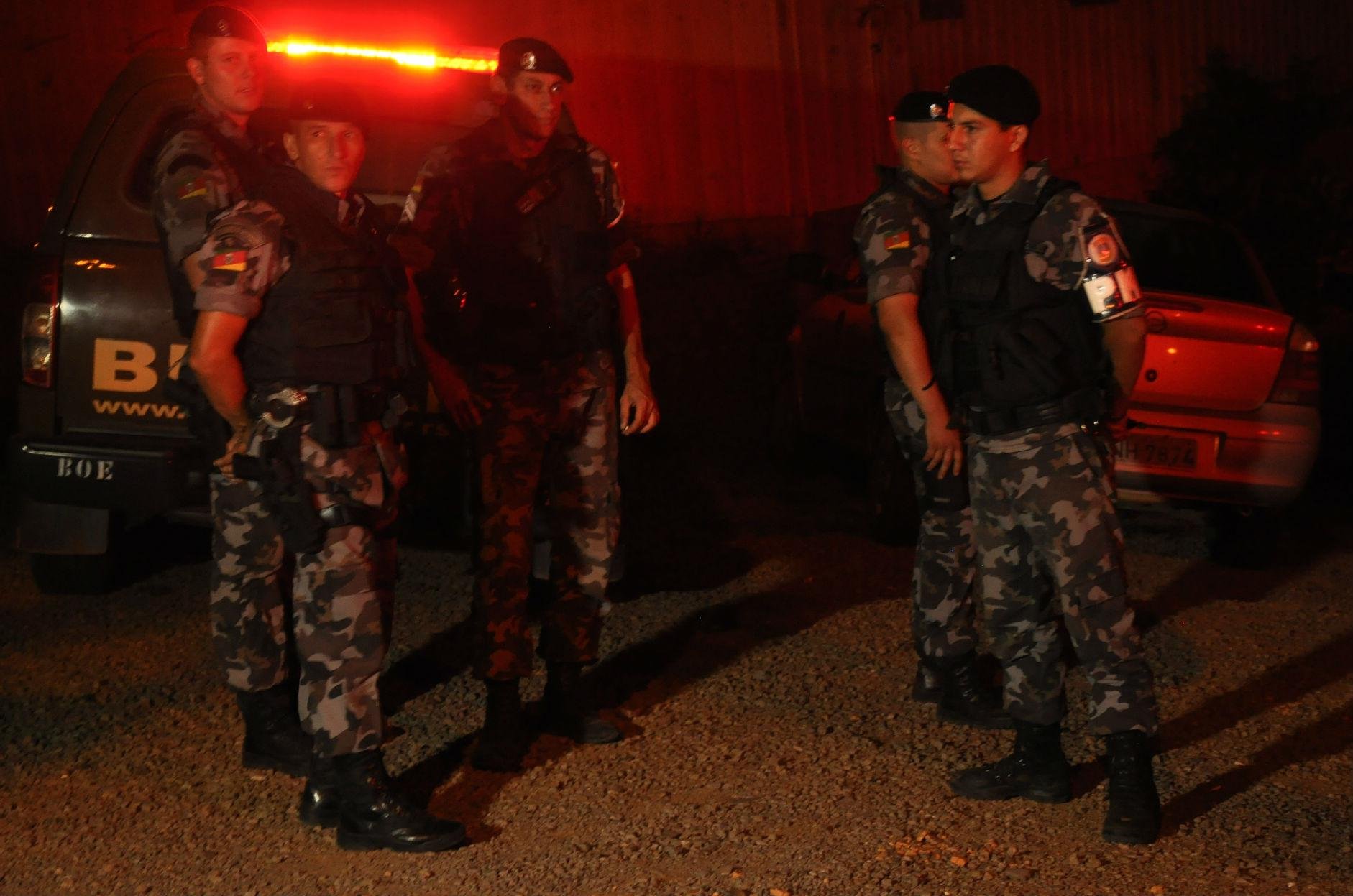 Pol&iacute;cia buscou ref&eacute;ns durante o dia inteiro