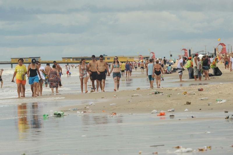 Praia amanheceu suja em Tramanda&iacute;