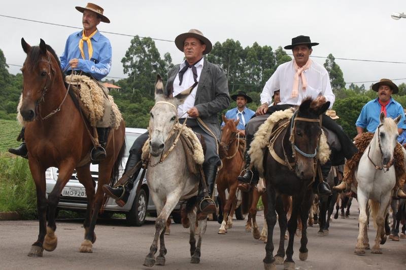 Prefeito de Passa Sete vai a posse montado em burro