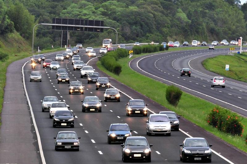 Fluxo melhora, mas sa&iacute;das do Litoral seguem congestionadas