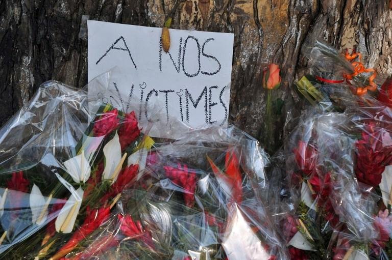 Flores foram deixadas pr&oacute;ximo ao centro da cidade em homenagem &agrave;s v&iacute;timas