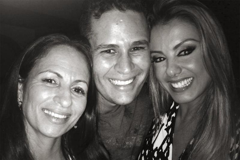 Cantor Pedro Leonardo mostra boa recupera&ccedil;&atilde;o em foto com m&atilde;e e madrasta no Natal