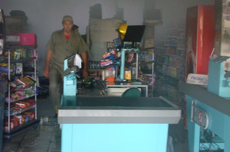 Moradores do mesmo pr&eacute;dio foram retirados sem ferimentos