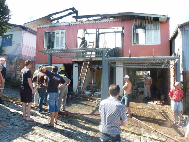 Adolescente n&atilde;o conseguiu escapar do fogo