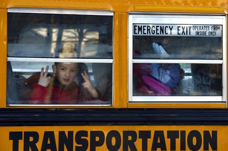 Alunos da escola Sandy Hook voltaram a estudar em novo ambiente nesta quinta-feira