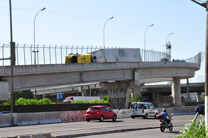 Caminh&atilde;o tomba e bloqueia tr&acirc;nsito na BR 386, em Canoas