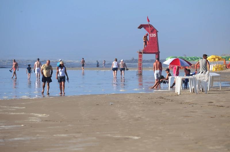 Vento forte e mar um pouco escuro n&atilde;o impediram banhistas de curtir o dia no Litoral Norte